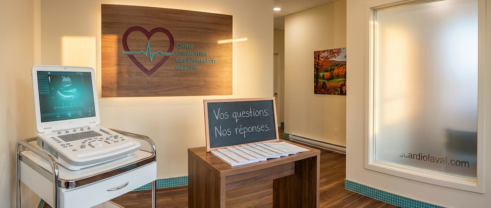 Salle d'échographie cardiaque du Centre Cardio Laval avec équipement ultrason à Laval