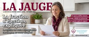 Couverture de magazine sur la fraction d’éjection : une femme lit calmement le rapport de son échographie cardiaque à la table de sa cuisine